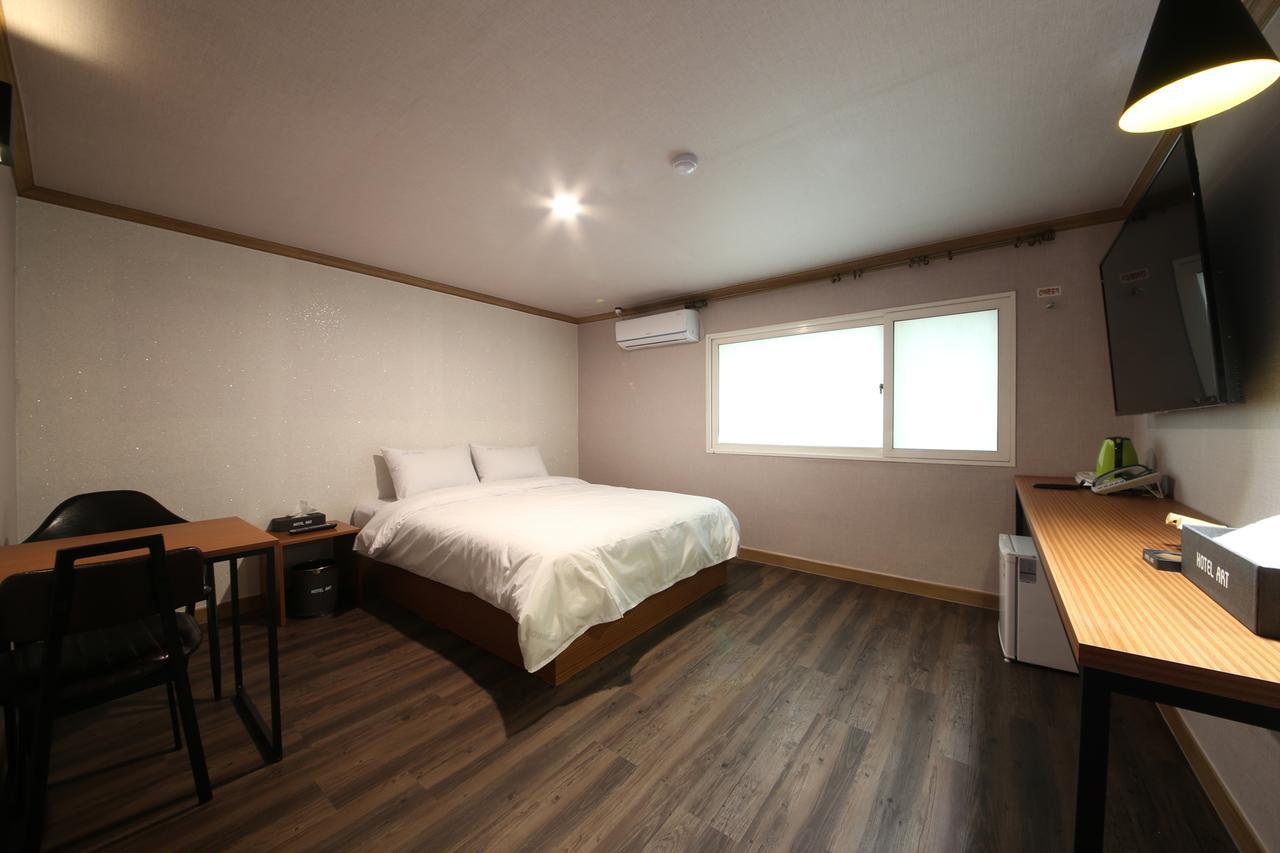 Art Hotel Gumi Exterior photo