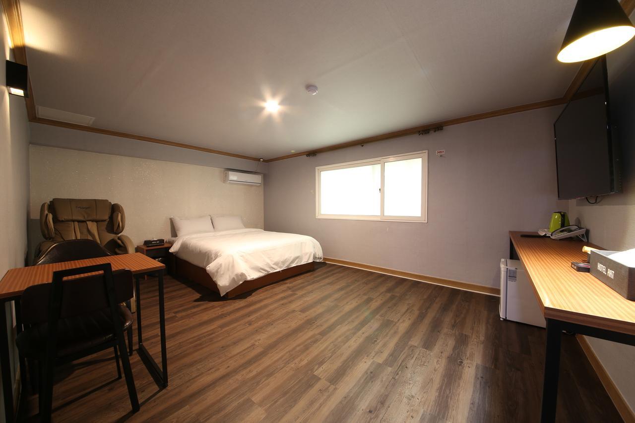 Art Hotel Gumi Exterior photo